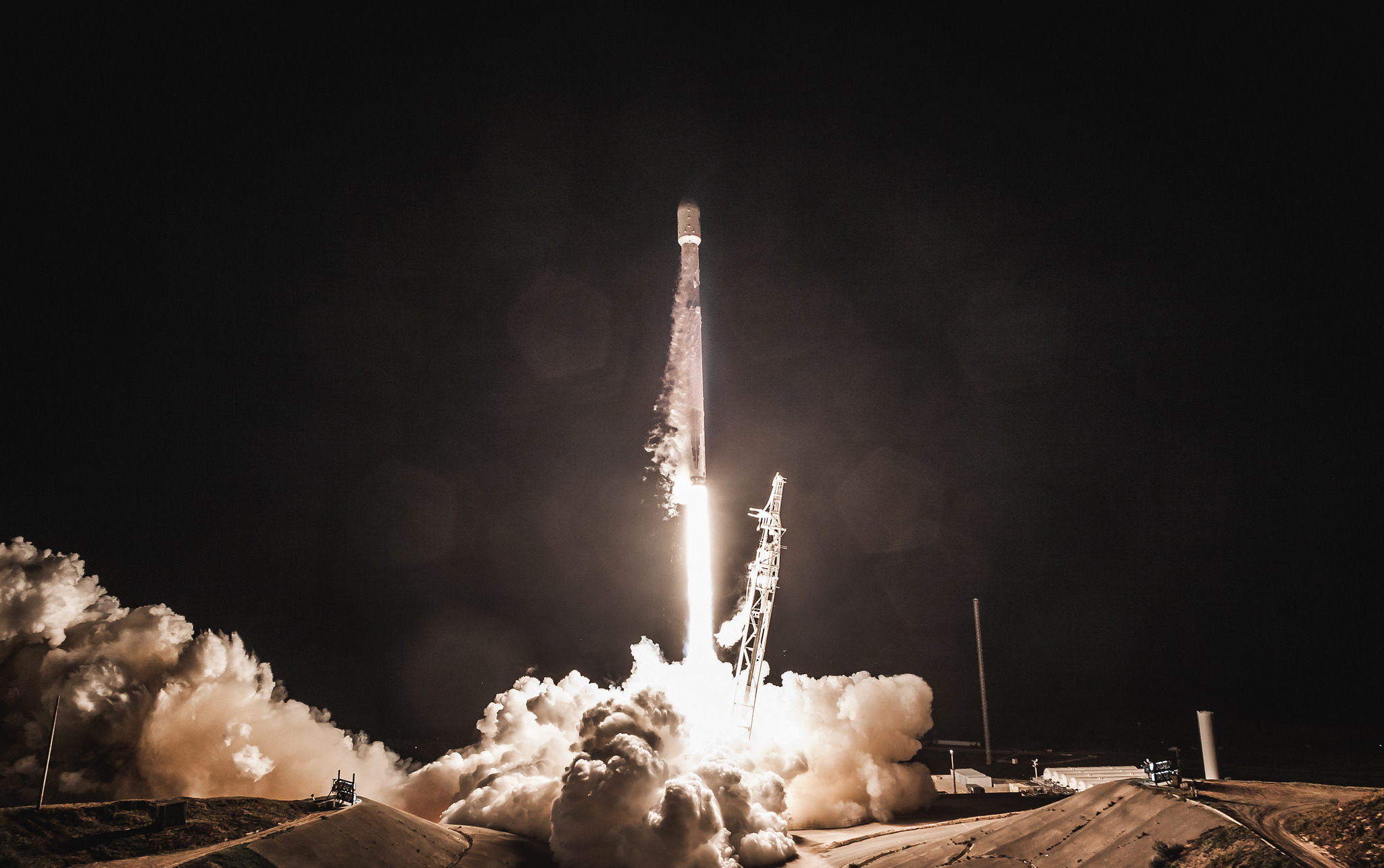 SpaceX成功发射PAZ卫星