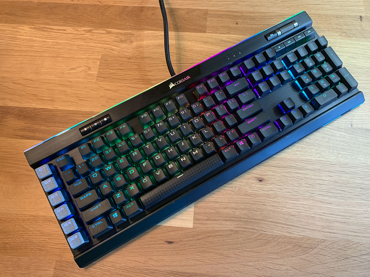海盗船K95 RGB白金XT游戏键盘左角